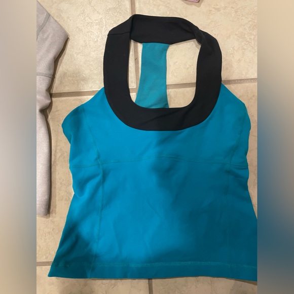 LULULEMON BUNDLE.  Size 6 tops - Picture 2 of 7